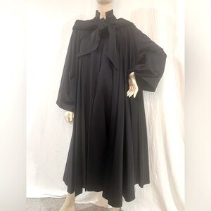 Vintage fully contrast lined dramatic evening coat. Approximate size small